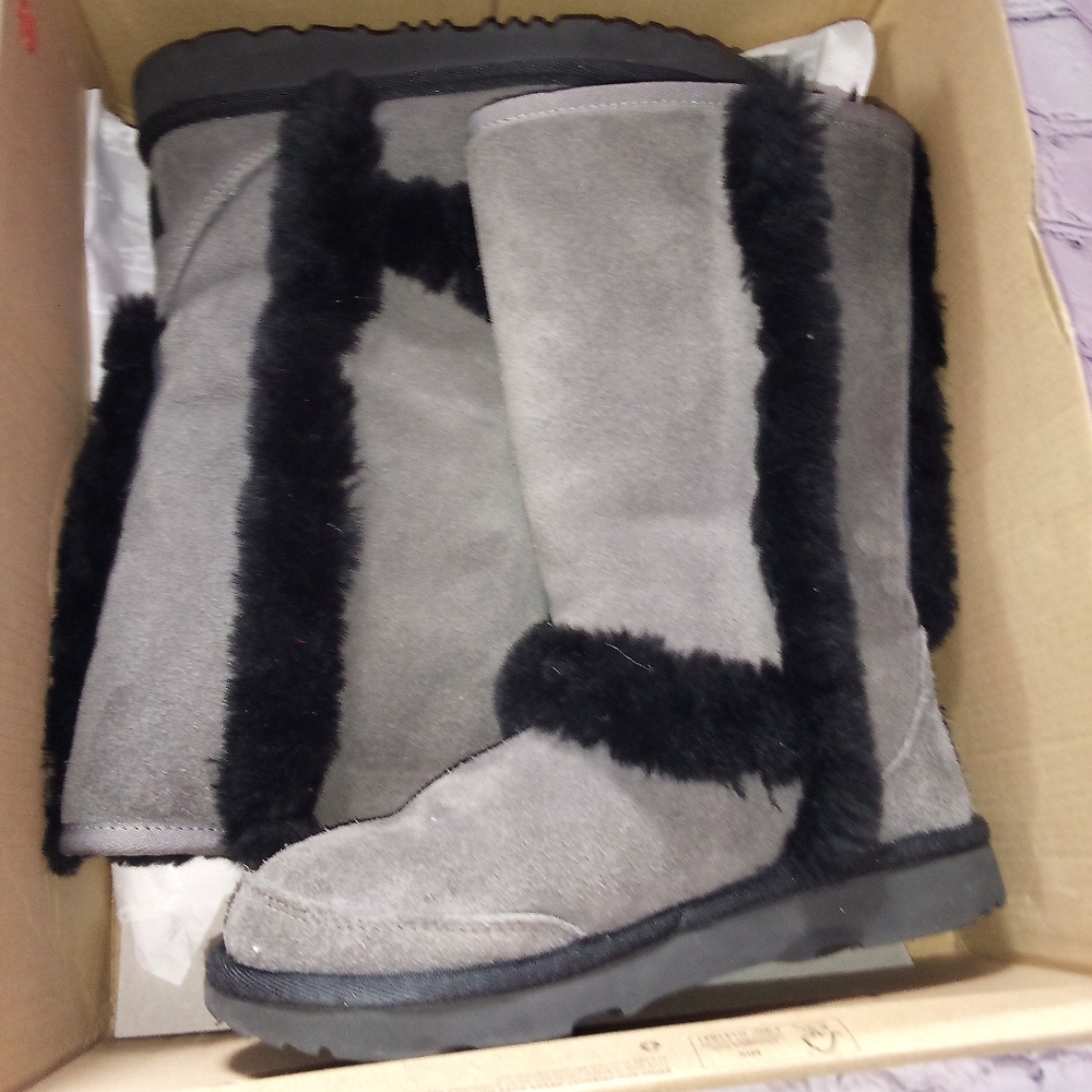 Cozy Gray Suede sunburst Ugg Boots with Black Fur Trim Girls Size 2